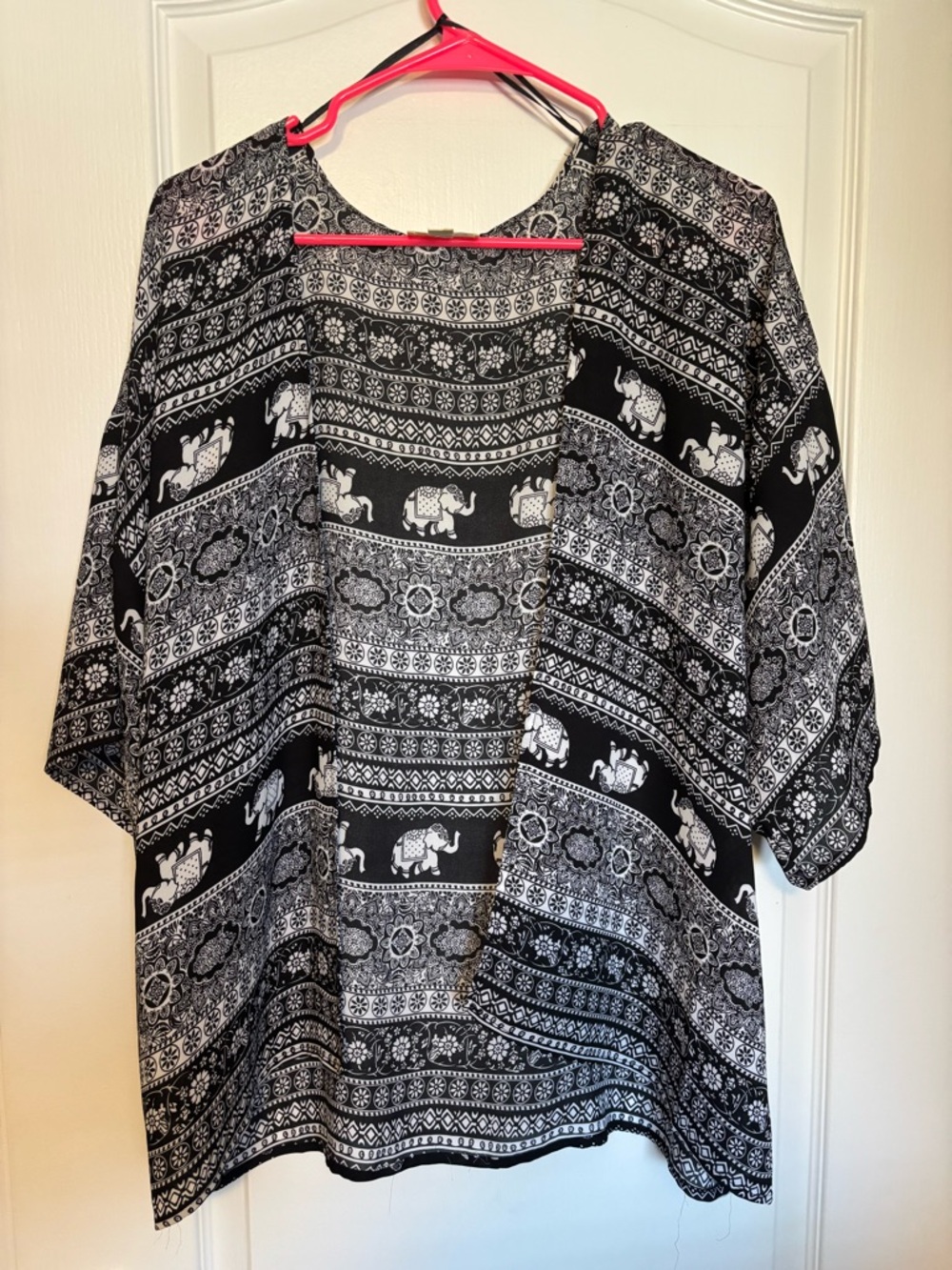 La Hearts Black & White Elephant Print Open Kimono